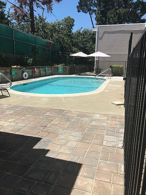 Garden-style complex in great Pleasant Hill photo 3