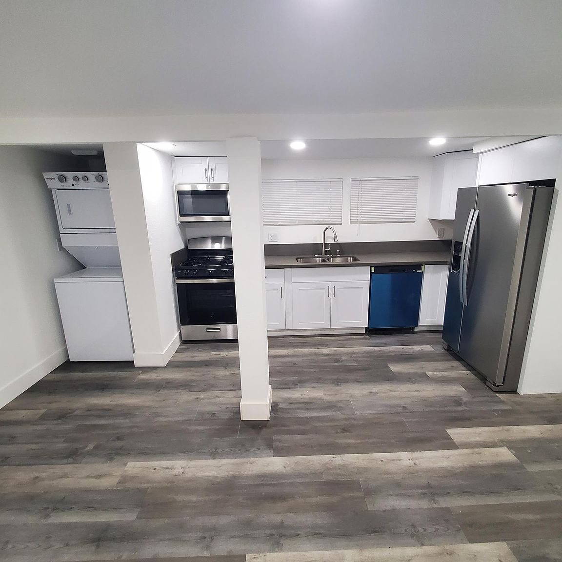 2341 Irving Ave photo 2