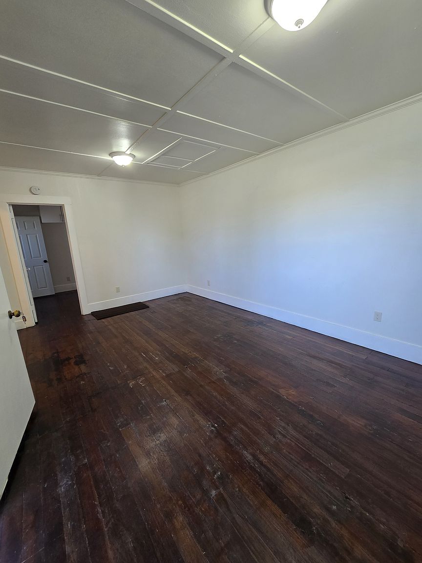 650 Main St photo 2