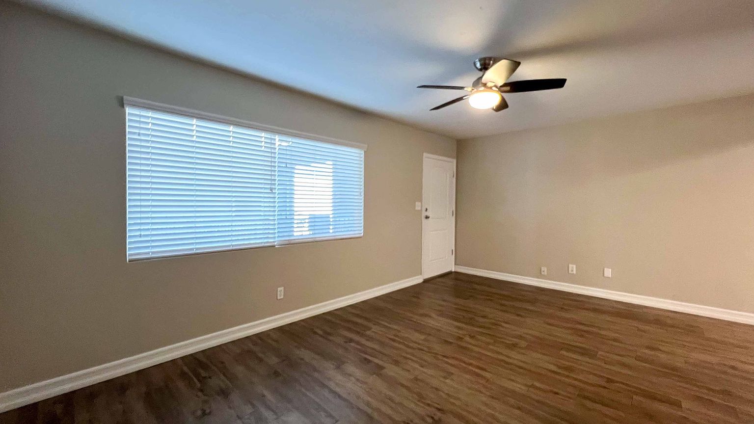 2 beds  1.0 baths photo 3