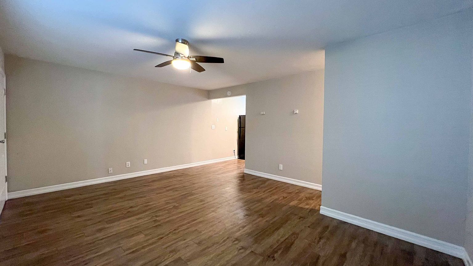 2 beds  1.0 baths photo 2