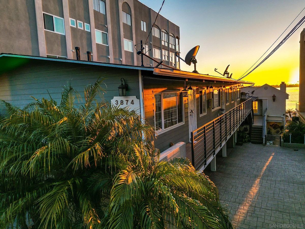 3874 Riviera Dr photo 2