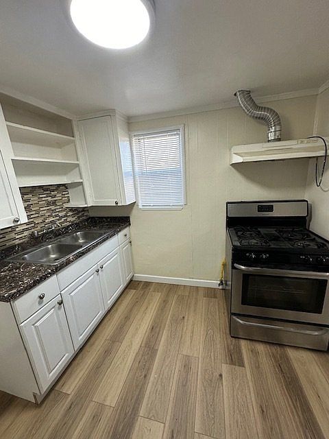 2940 Leonard St photo 2