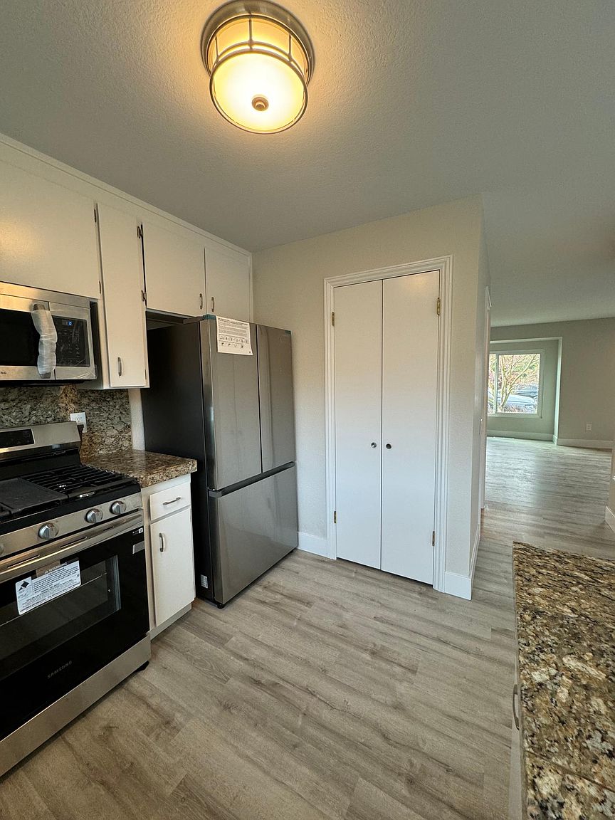 2BR/2BA Townhouse on Ellis St · Petaluma photo 4