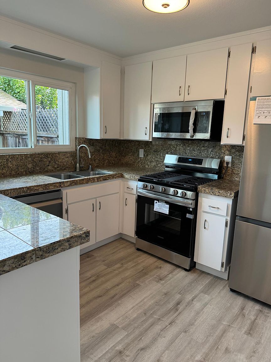 2BR/2BA Townhouse on Ellis St · Petaluma photo 5