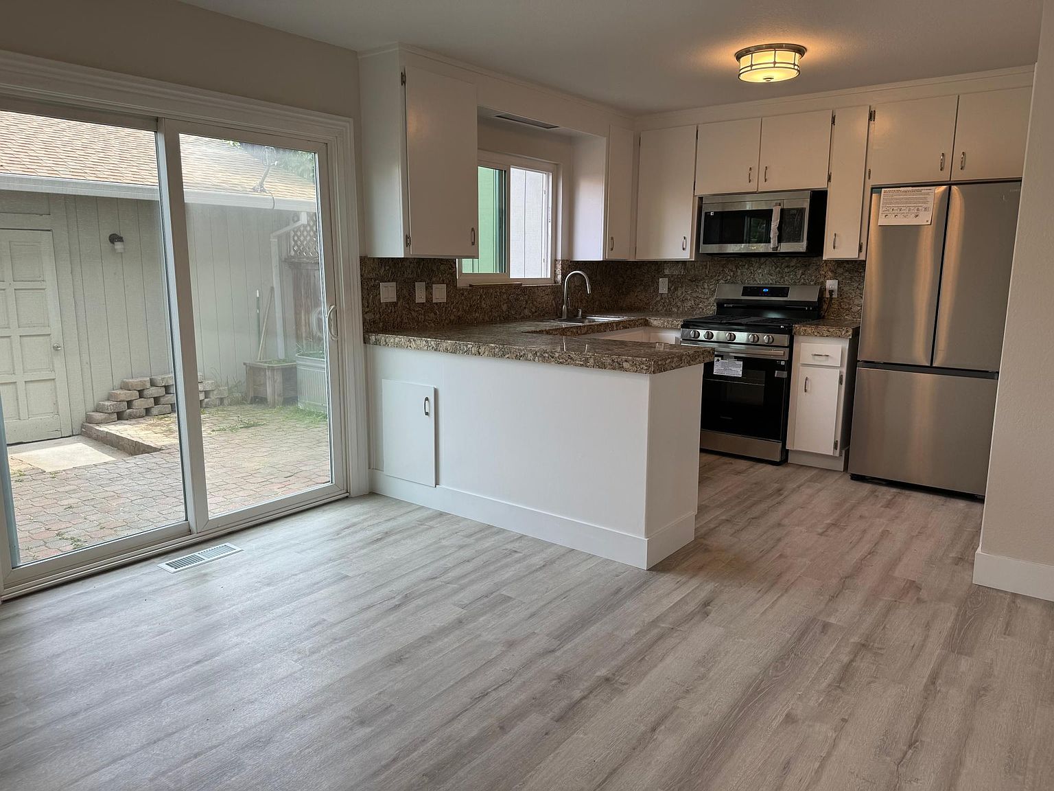 2BR/2BA Townhouse on Ellis St · Petaluma photo 2