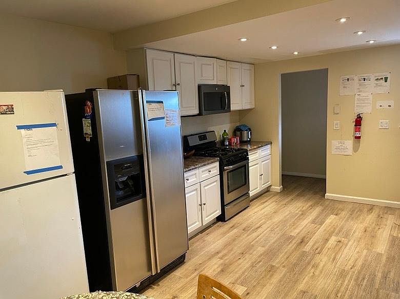 1260 Glacier Dr Room 8 photo 3