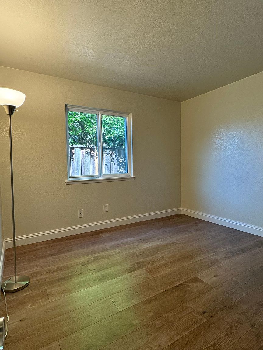 550 Market Pl photo 5