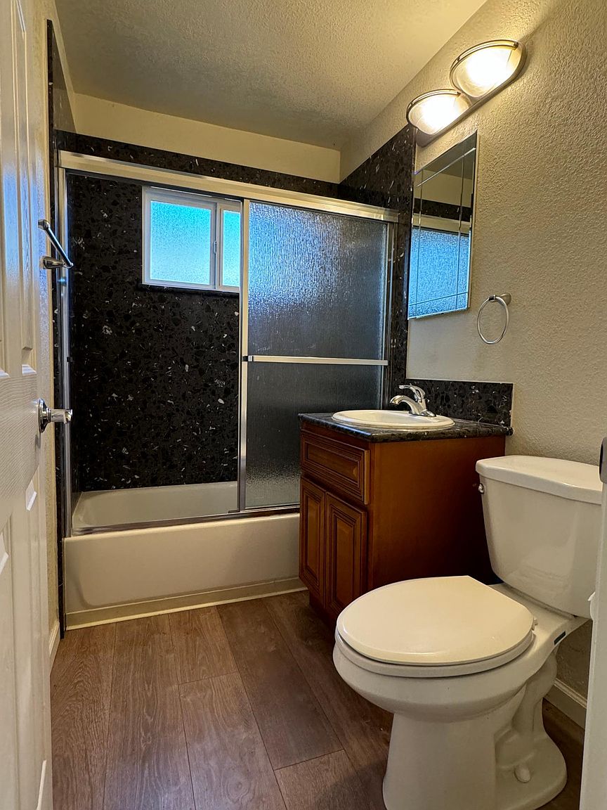 550 Market Pl photo 2
