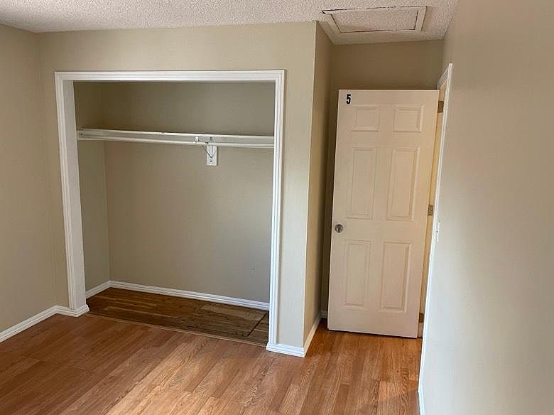 1260 Glacier Dr Room 8 photo 4