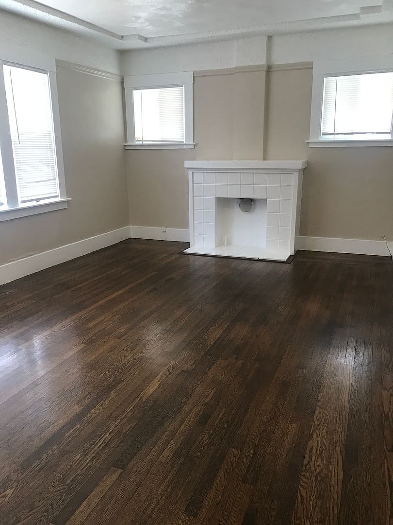 2504 Macarthur Blvd photo 2