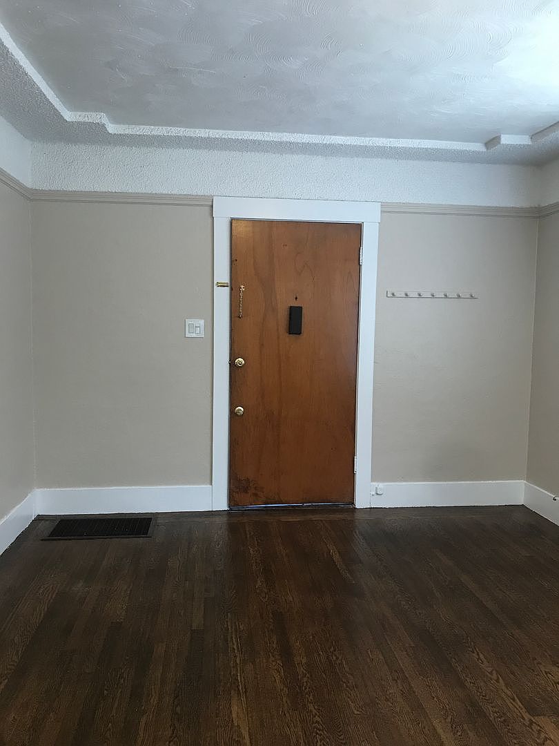2504 Macarthur Blvd photo 3