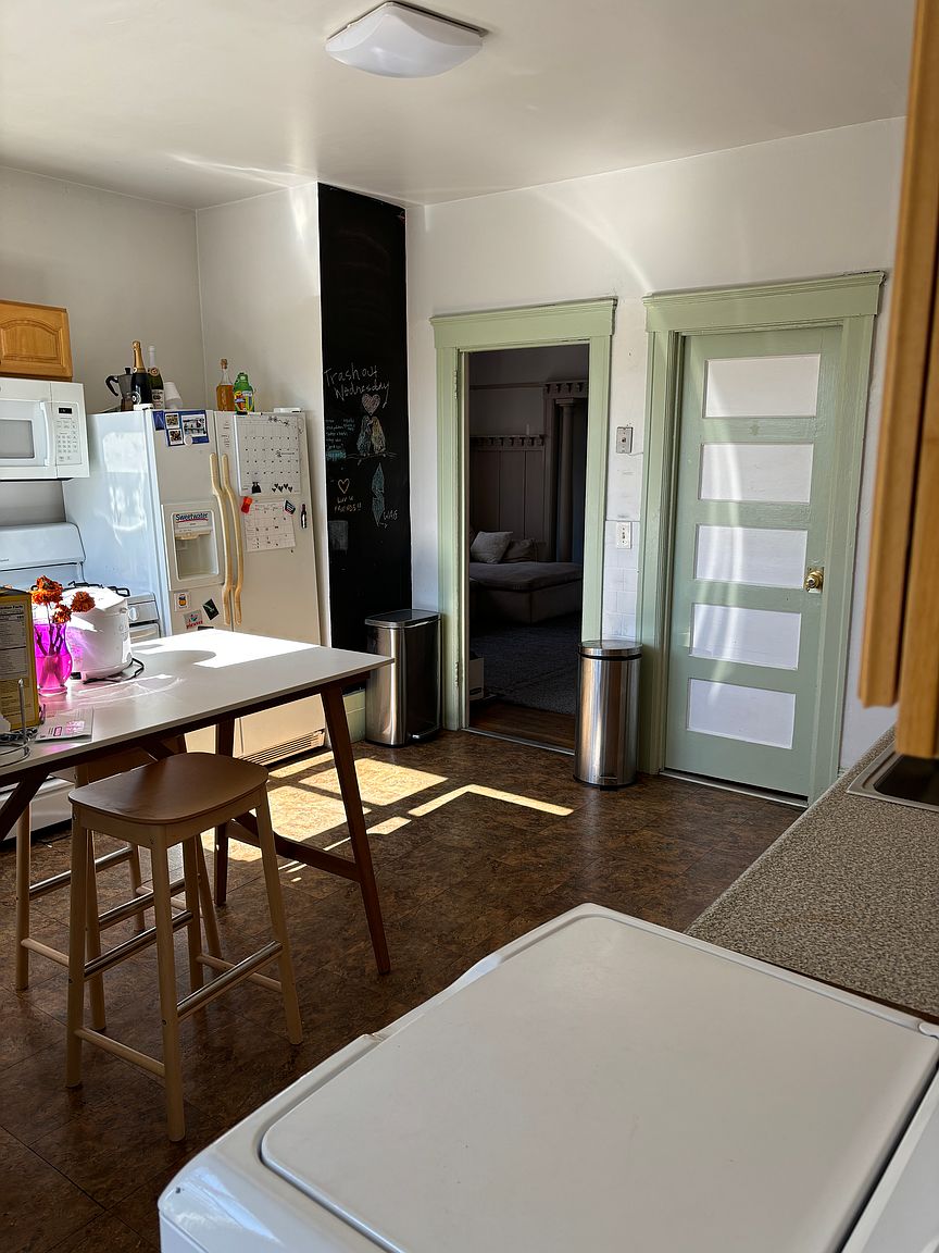 1055 53rd St Room 4 photo 4