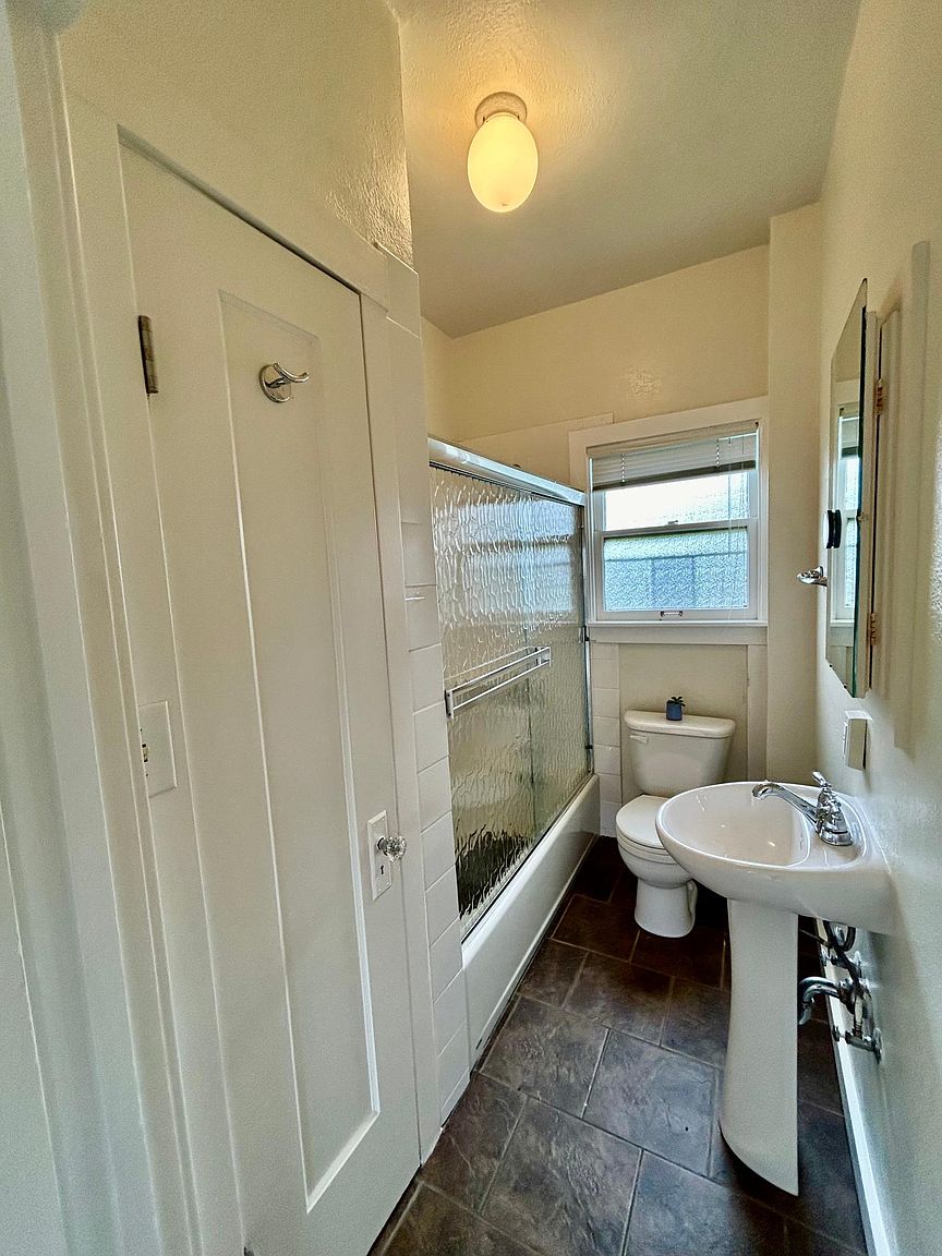 1037 Elbert St photo 5