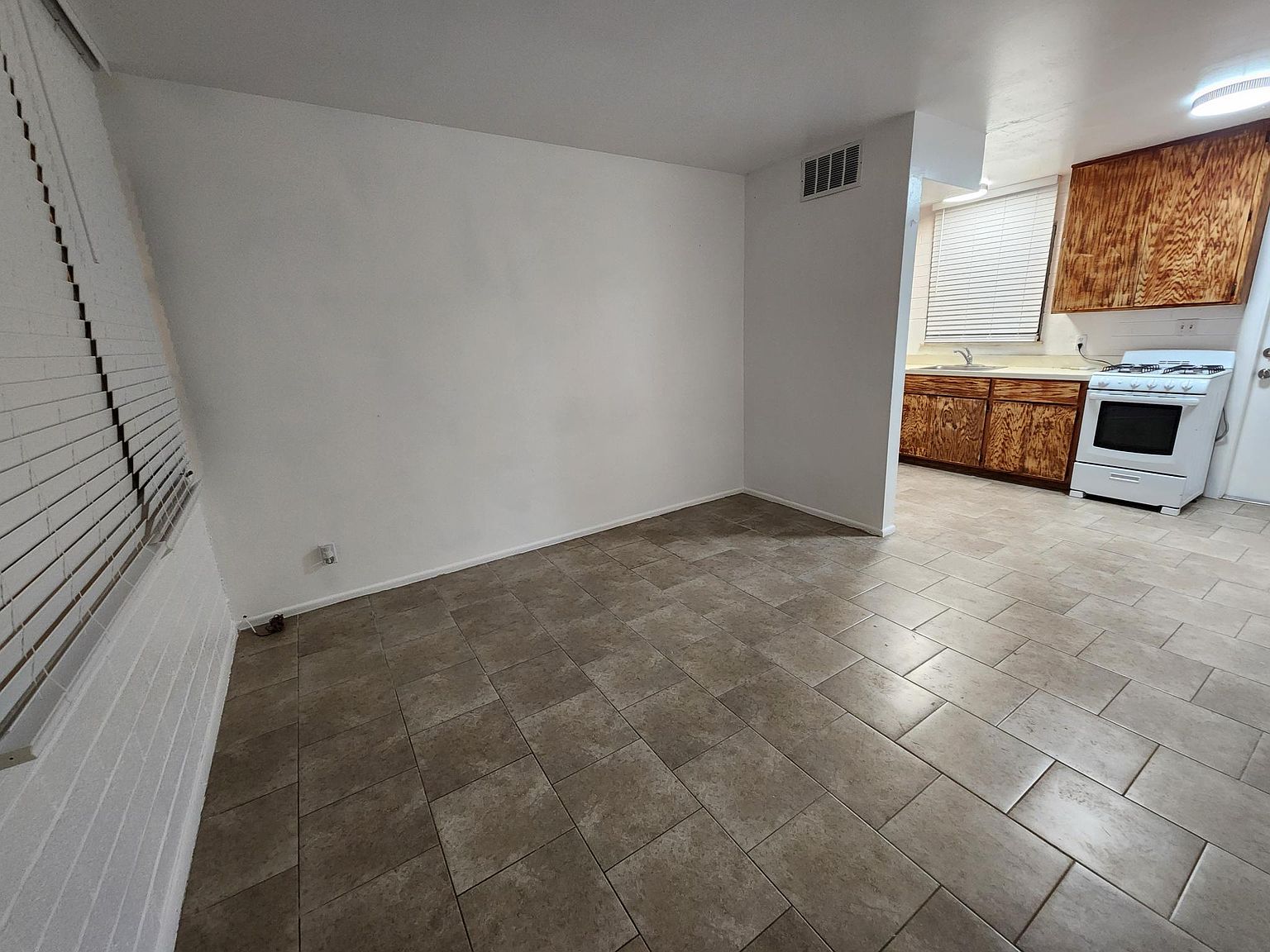 406 Reizen Dr photo 3