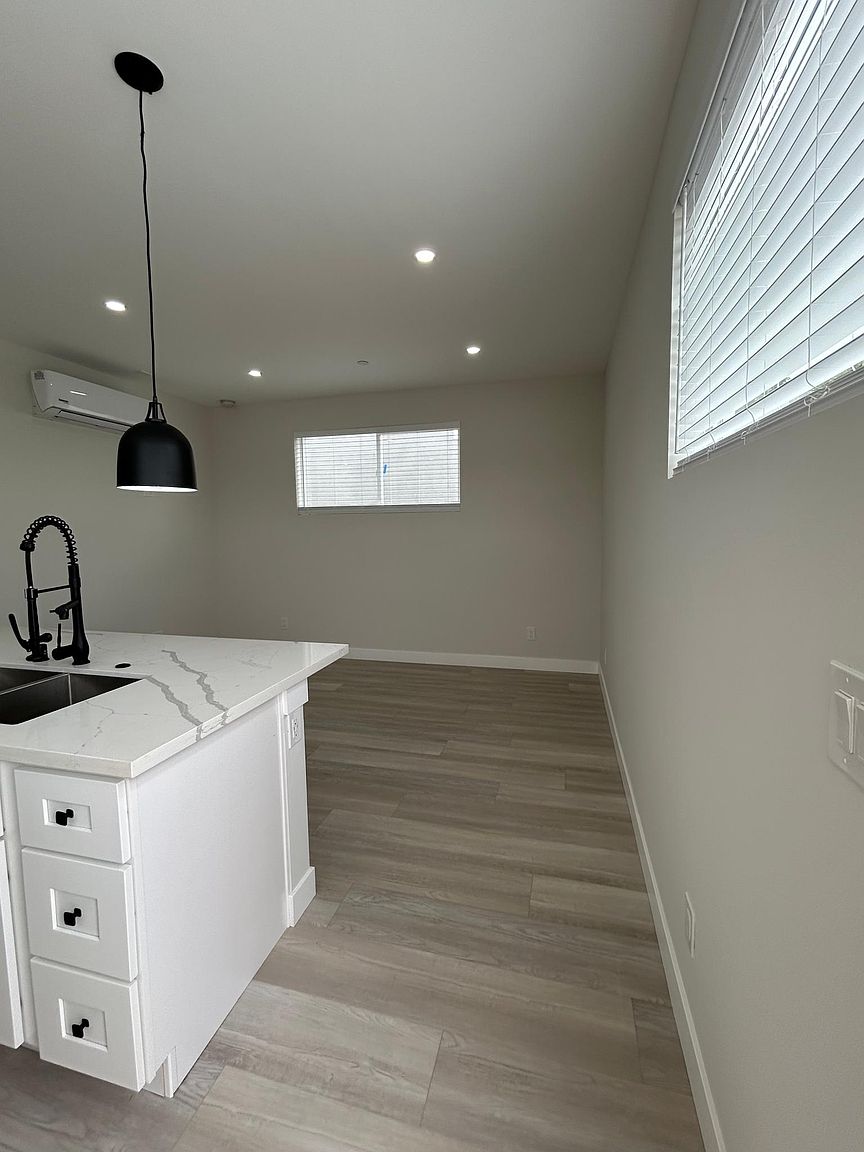 3320 B St photo 3