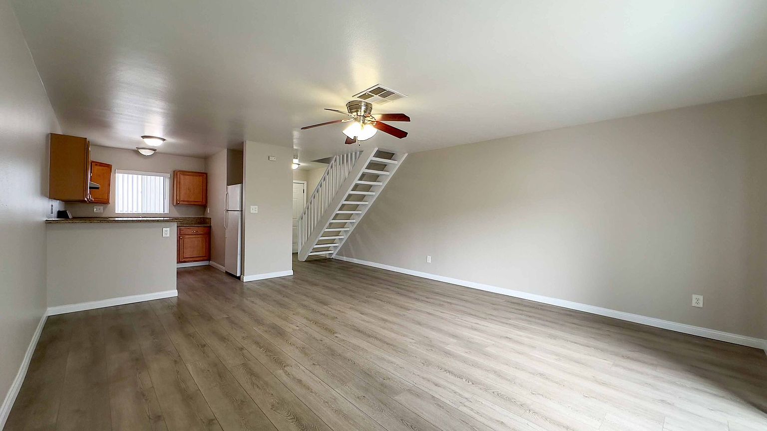 2 beds  1.0 baths (1050 sqft) photo 2