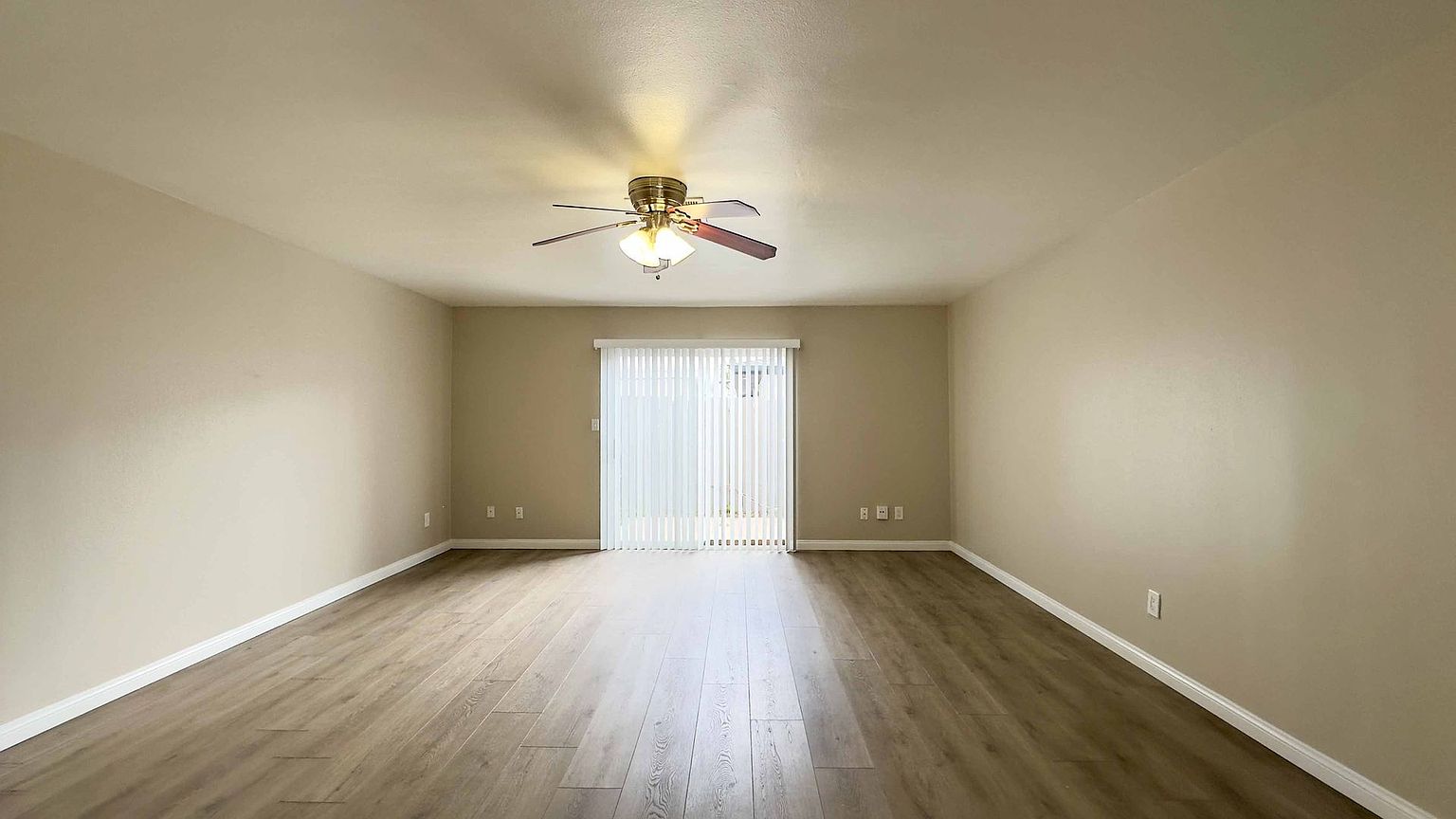 2 beds  1.0 baths (1050 sqft) photo 4