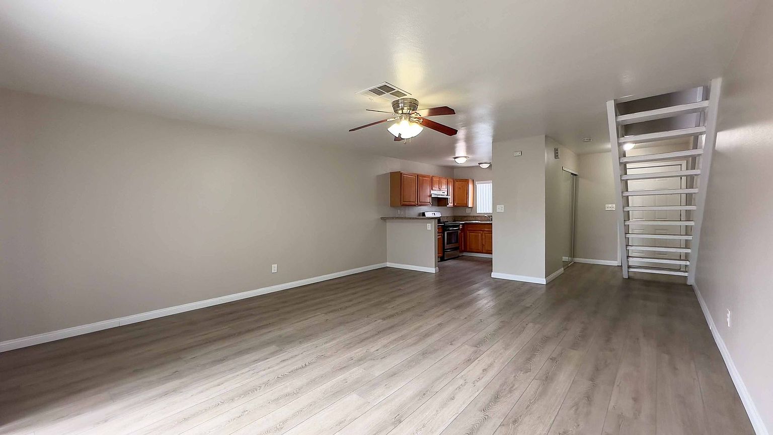 2 beds  1.0 baths (1050 sqft) photo 3