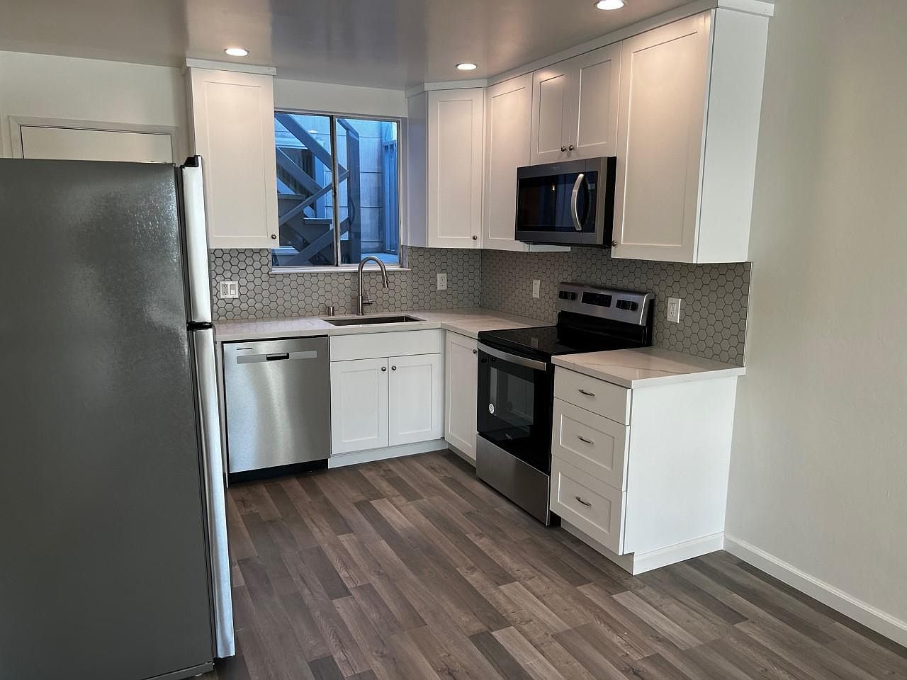 2BR/1BA Apartment on Anza St · San Francisco photo 2
