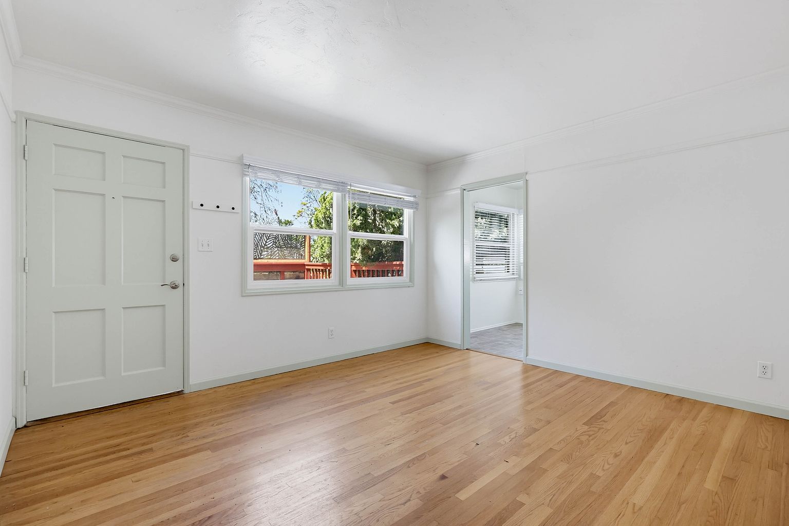 4449 Dawson Ave photo 2