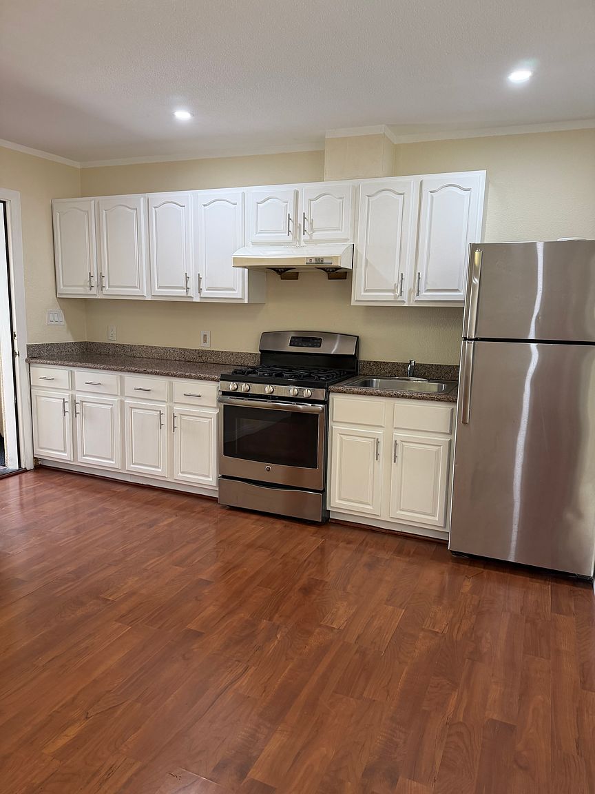274B Athol Ave photo 4