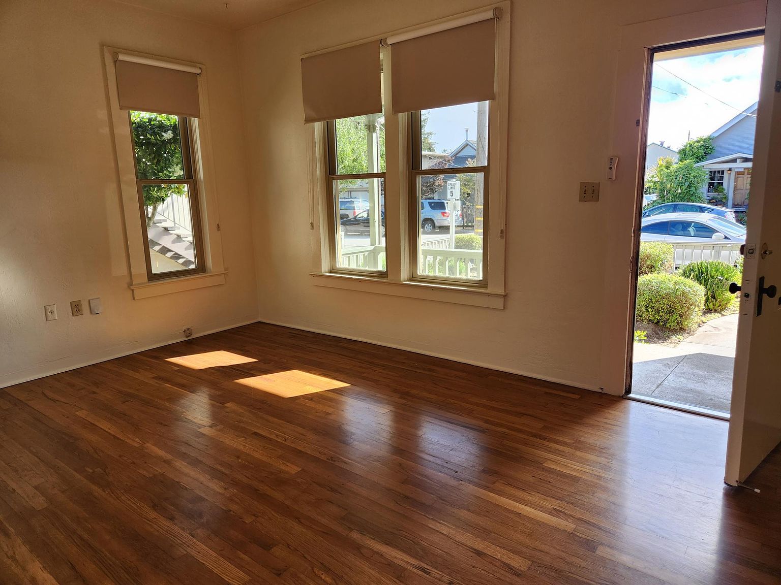 132 Campbell St photo 2