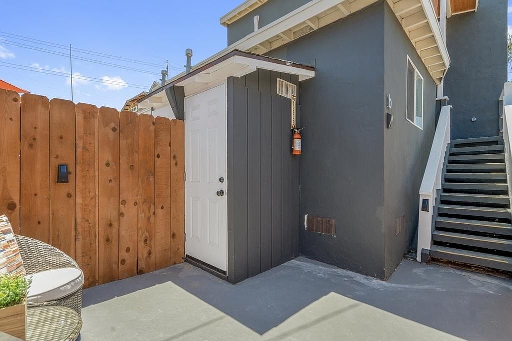2074 Newton Ave photo 5