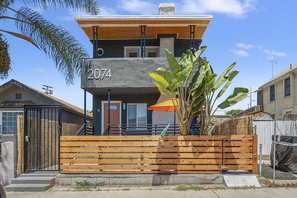 2074 Newton Ave photo 2