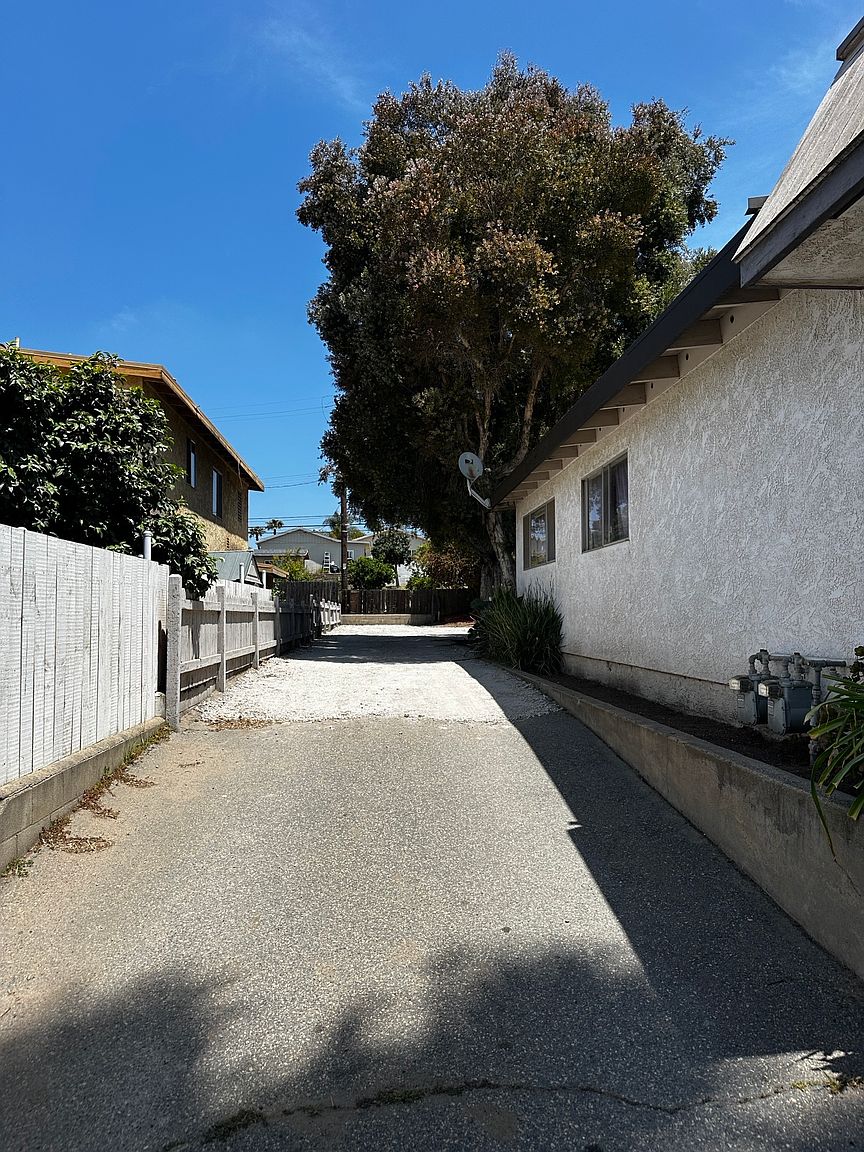 208 Woodcrest Ln photo 3