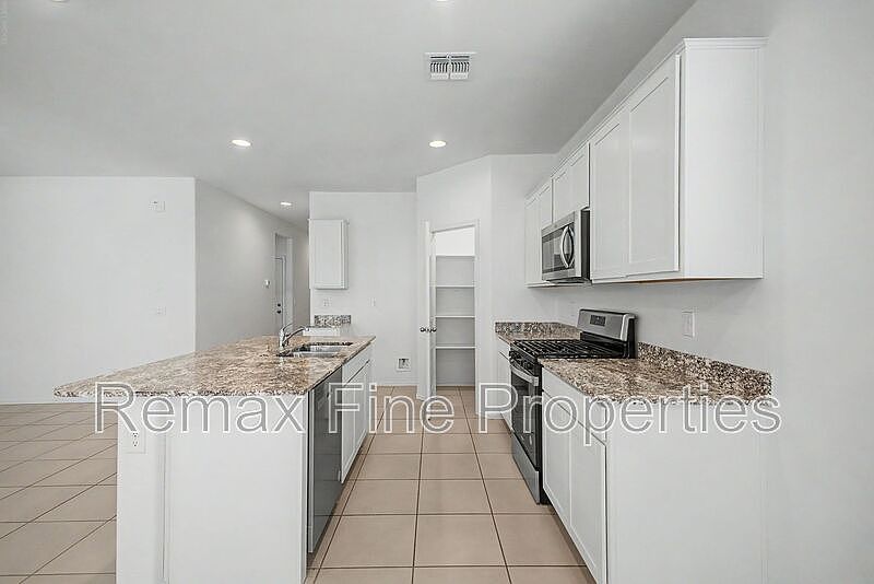 15543 W Desert Hollow Dr photo 3