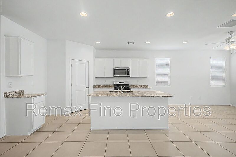 15543 W Desert Hollow Dr photo 5