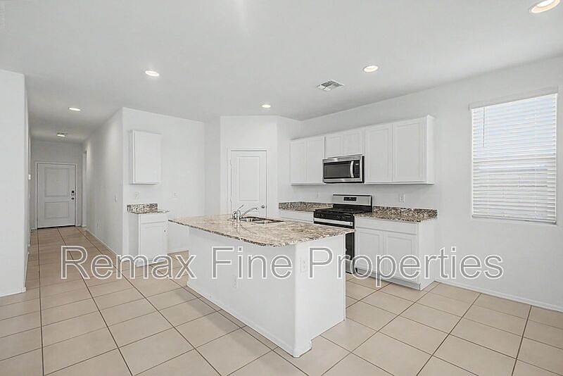 15543 W Desert Hollow Dr photo 2