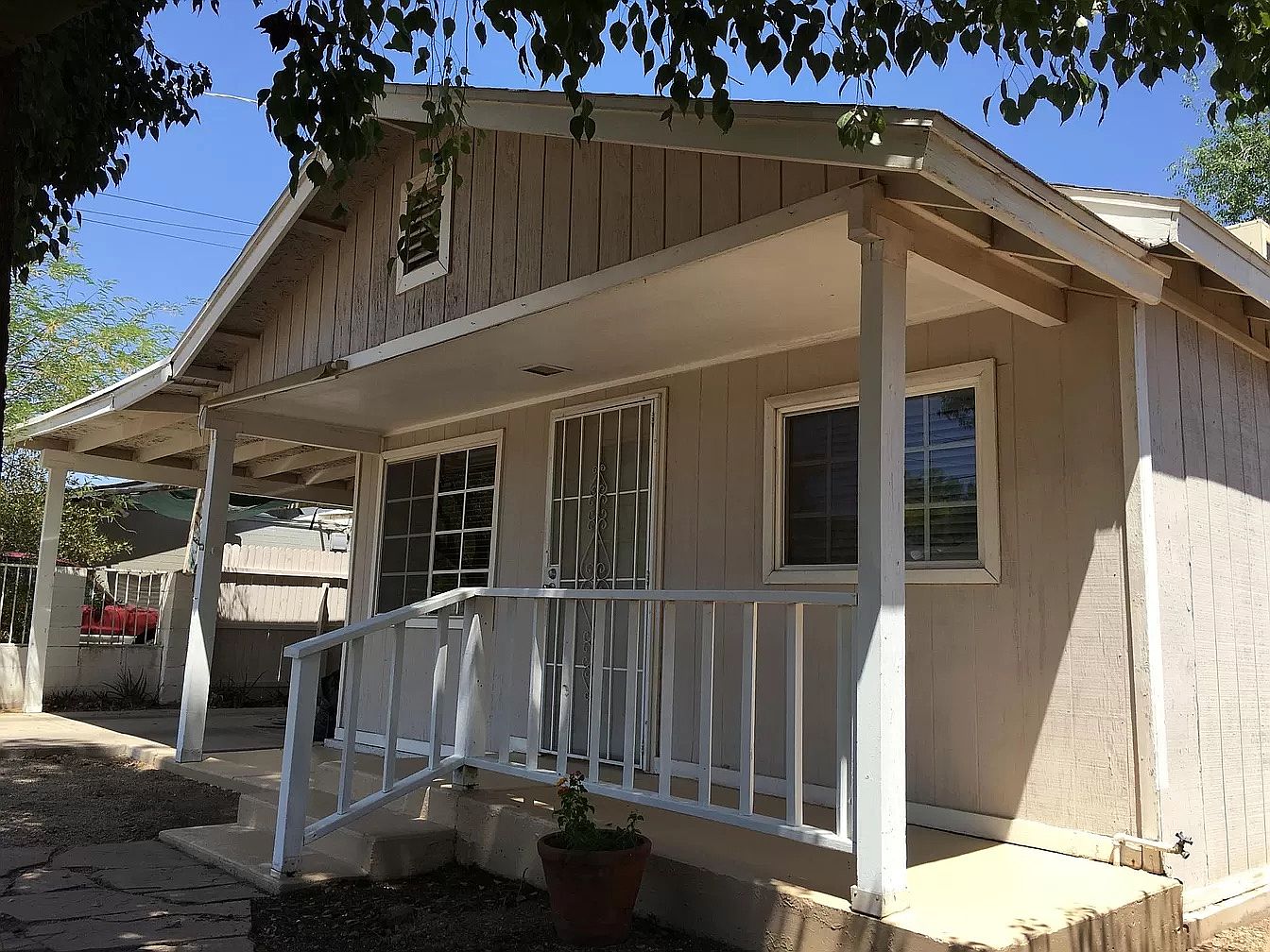 2507 N 29th Pl Room 1