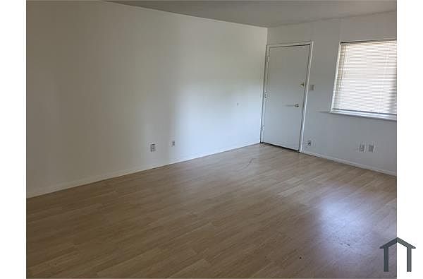 429 E L St photo 2