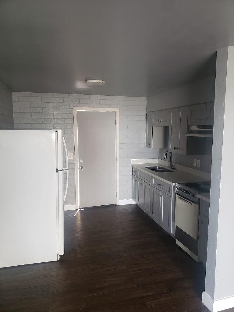 1017 N Main St photo 2