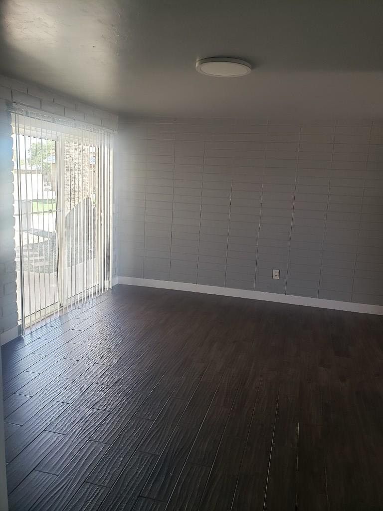 1017 N Main St photo 3