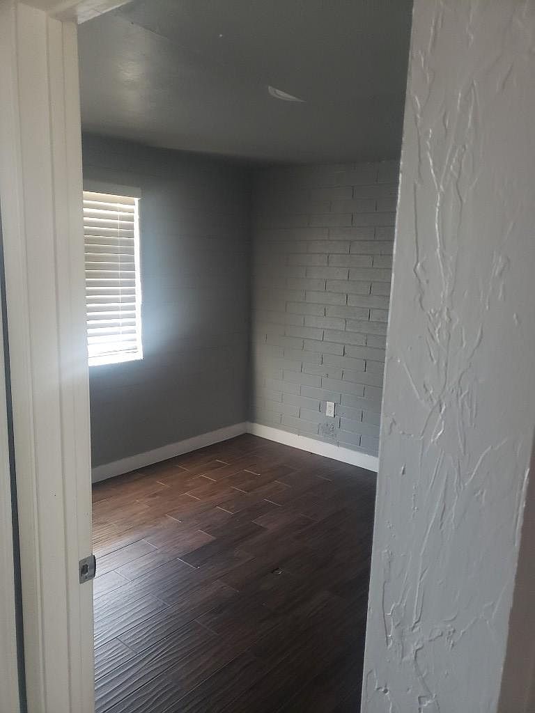 1017 N Main St photo 5