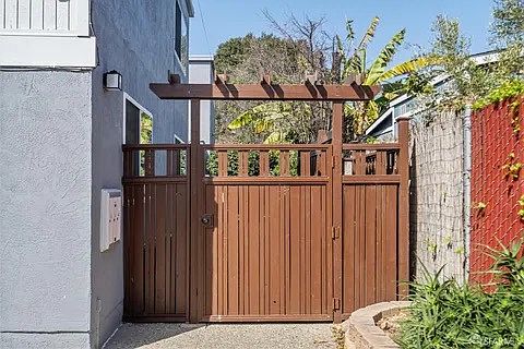 1649 Julia St photo 2