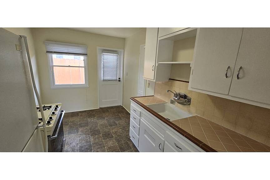 827 Diamond St photo 4