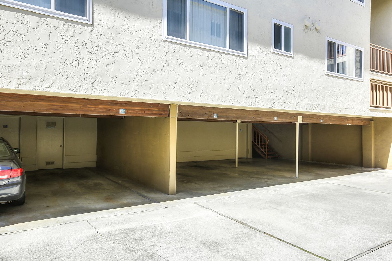 825 Menlo Ave photo 3