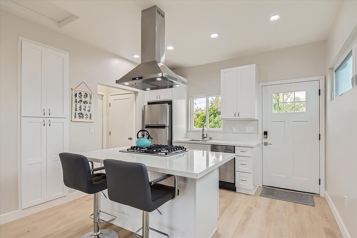 1650 Chatsworth Blvd photo 3