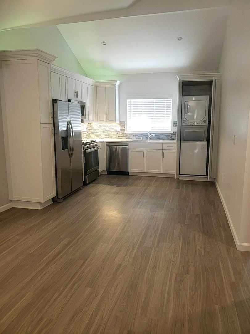 111 Robinson Ave photo 3