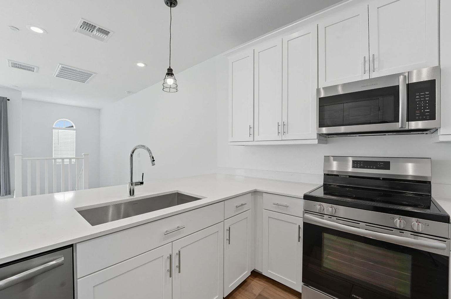 Like new Luxurious Modern townhome with 2 Master Suits in Warner Meadows! photo 5