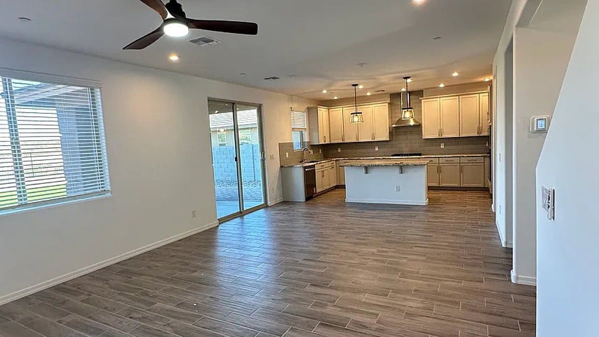 13426 W Eagle Feather Rd Peoria, AZ 85383 photo 4