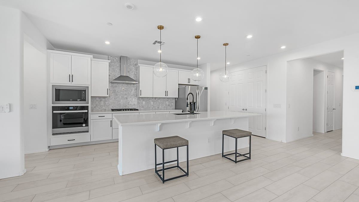 13303 W Eagle Feather Rd Peoria, AZ 85383 photo 2