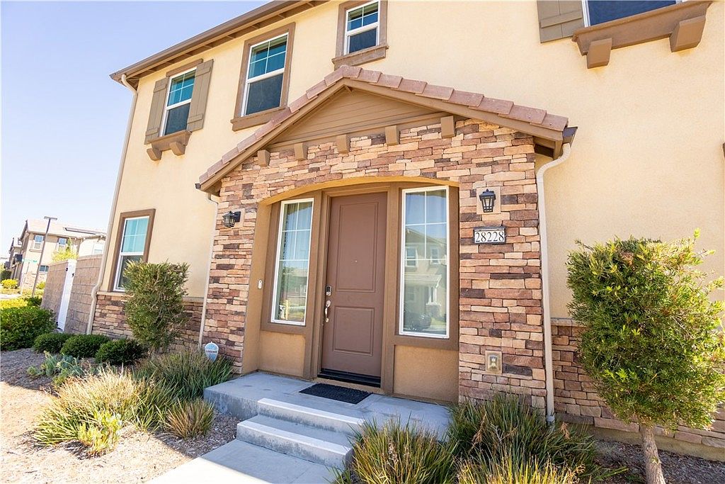 28228 Heirloom Dr photo 4