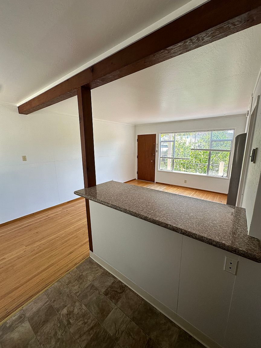 49 Valencia Ave photo 3