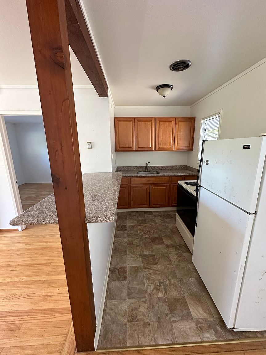 49 Valencia Ave photo 4