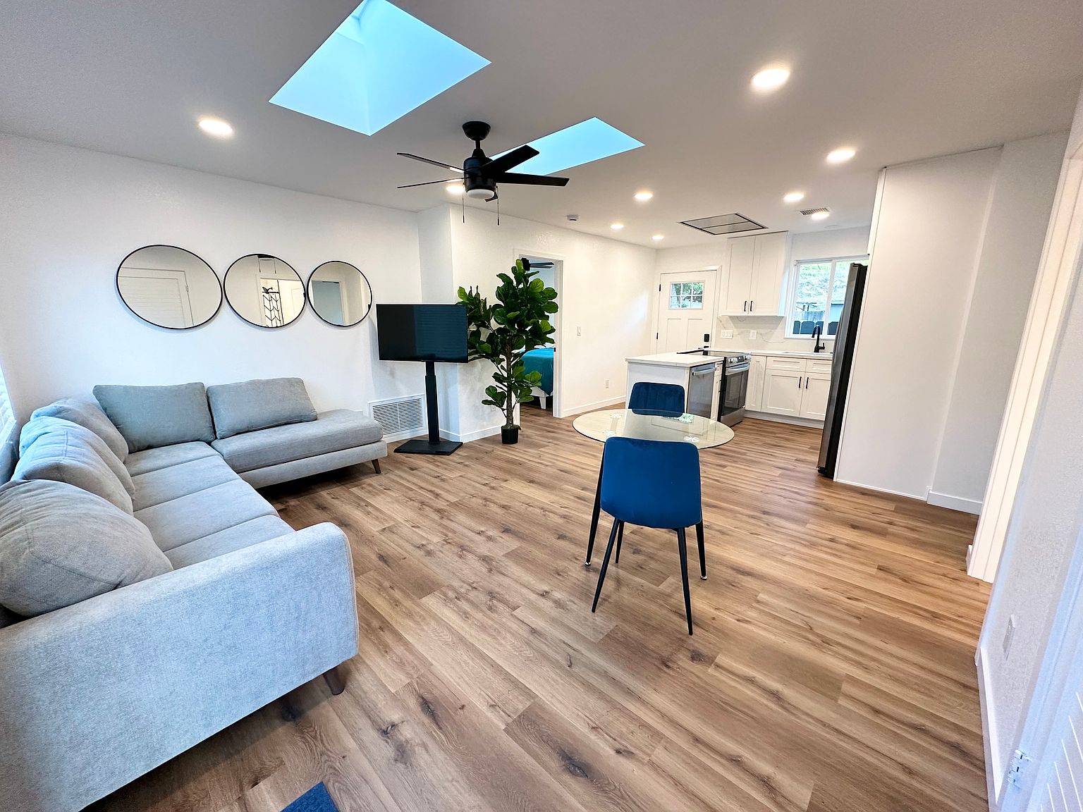 3234 Roberta Ln photo 2